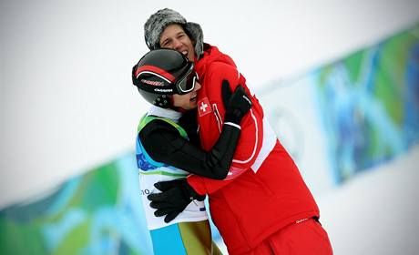 TMOV DUCH. Prvn dritel zlat medaile z olympidy ve Vancouveru, vcar Simon Ammann, se raduje z vtzstv spolu s reprezentanm kolegou Andreasem Kttelem.