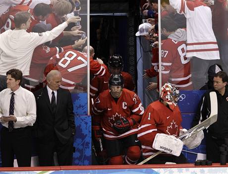 VTN HRDIN. Hokejist Kanady nastupuj k utkn proti Norsku za aplaudovn domcch fanouk.