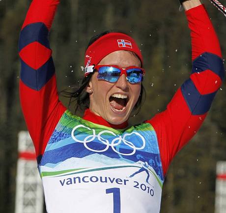 ZLATO! Norka Marit Bjrgenov oslavuje v cli finle sprintu zisk zlat medaile.