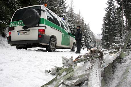 Nmet policist prohledvaj msto, kde se ztilo letadlo Cessna Citation 550. (15. nora 2010)