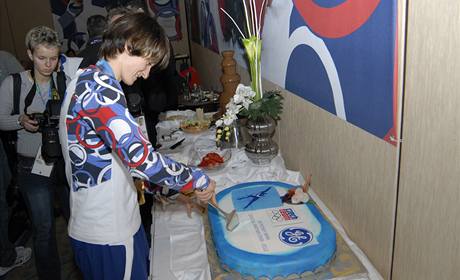 Martina Sblkov dostala dort ve tvaru rychlobruslaskho ovlu.