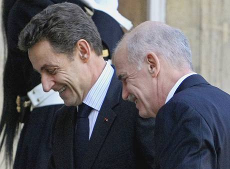 Francouzsk prezident Nicolas Sarkozy (vlevo) pivtv eckho premira Jorgose Papandreua