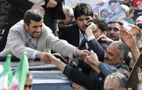 rnsk prezident Mahmd Ahmadned se po projevu vydal na spanilou jzdu Tehernem (11. nora 2010)