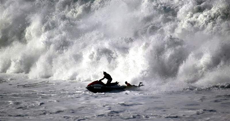 Surfování na obích vlnách na souti Mavericks Surf Contest konané na kalifornském pobeí v USA. (14. února 2010)