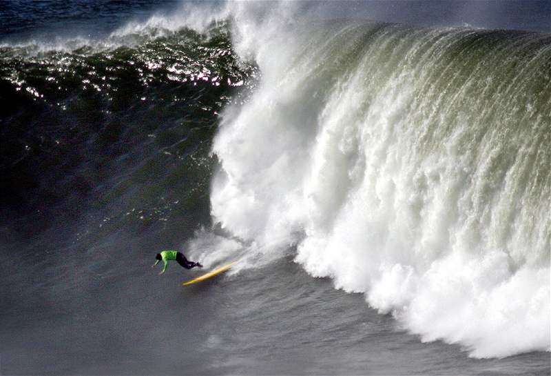Surfování na obích vlnách na souti Mavericks Surf Contest konané na kalifornském pobeí v USA. (14. února 2010)