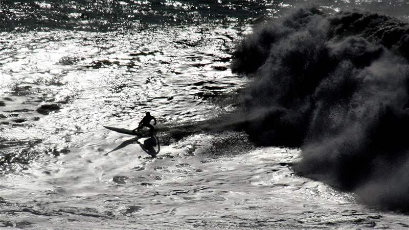 Surfování na obích vlnách na souti Mavericks Surf Contest konané na kalifornském pobeí v USA. (14. února 2010)