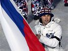 Hokejista Jaromr Jgr jde s vlajkou v ele prvodu eskch sportovc na zahajovacm ceremonilu Zimnch olympijskch her ve Vancouveru. (12. nora 2010)
