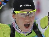 DRUH MEDAILE! Biatlonistka Anastazia Kuzminov se raduje z druh medaile ve Vancouveru. Po zlat zskala i stbrnou.