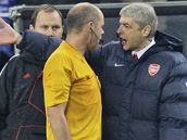 Trenr Arsenalu Arsene Wenger (vpravo) se zlob na rozhodho Martina Hanssona.