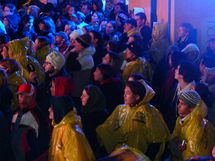 Robson Square, Vancouver - lid sleduj slavnostn zahjen olympijskch her