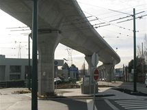 Sky Train - betonov mosty, po nich vlaky jezd