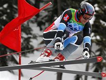 VZHRU DOL. Jeden z hlavnch favorit, Nor Aksel Lund Svindal, na trati olympijskho zvodu.