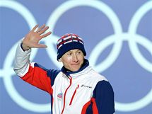 Luk Bauer zdrav sv fanouky pi pedvn olympijskch medail v kanadskm Whistleru. (15. nora 2010)