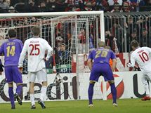 Arjen Robben z Bayernu Mnichov (vpravo) promuje penaltu v osmifinle Ligy mistr proti Fiorentin.