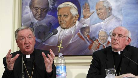 Irský kardinál Sean Brady (vlevo) a biskup Joseph Duffy na tiskové konferenci ve Vatikánu po jednání s papeem