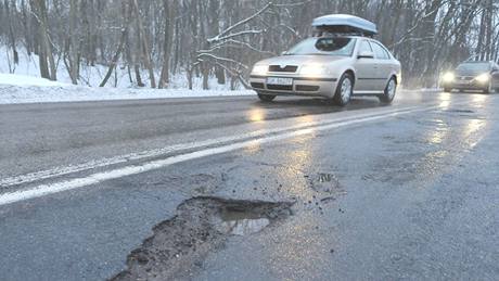 Vlivem mraz zniené silnice v Lechovicích