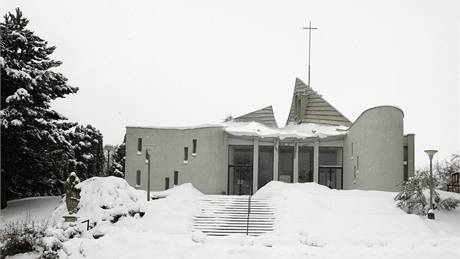 Moderní kostel v Senetáov navrhl socha a malí Ludvík Kolek