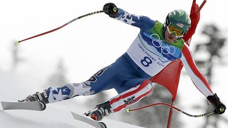 NA HRAN.Americký sjezda Bode Miller se svým tradiním agresivním stylem ítí do cíle olympijského závodu. 