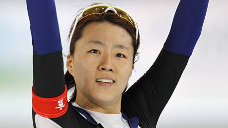 AMPIONKA NA 500 METR. Korejská rychlobruslaka Lee Sang-Hwaová si uívá olympijské vítzství.