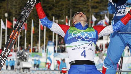 VÍTZ. Ruský lya Nikita Krjukov se raduje z vítzství v individuálním sprintu mu.