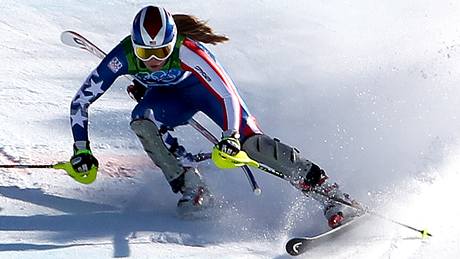 ZAÁTEK KONCE. Amerianka Lindsey Vonnová padá pi slalomu, v superkombinaci tak pila o medaili.