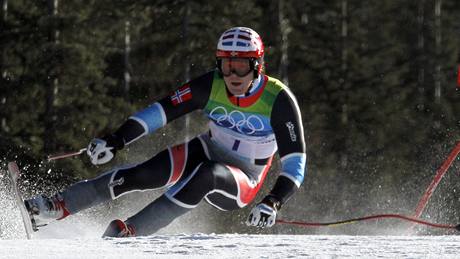 Nor Kjetil Jansrud projídí zatáku bhem své jízdy v závod superobího slalomu.