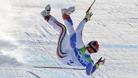 PÁD. Ital Peter Fill letí vzduchem poté, co nezvládl prjezd jedné ze zatáek na trati superobího slalomu.