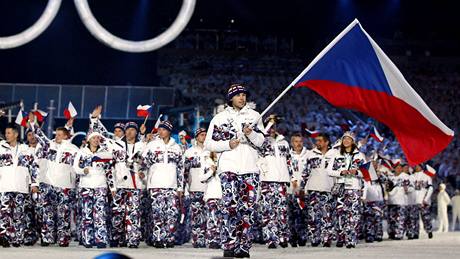 Hokejista Jaromír Jágr jde s vlajkou v ele prvodu eských sportovc na zahajovacím ceremoniálu Zimních olympijských her ve Vancouveru. (12. února 2010)