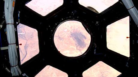 Výhled z observatoe Cupola, kterou namontovali na stanici ISS