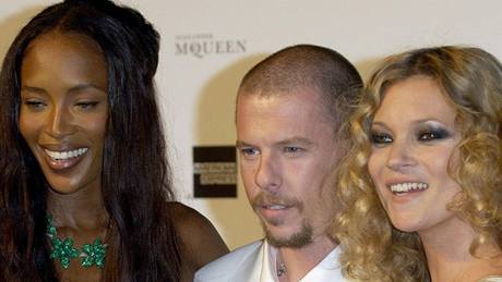Alexander McQueen s modelkami Naomi Campbellovou (vlevo) a Kate Mossovou (vpravo)