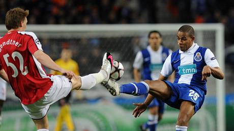 Fernando z FC Porto (vpravo) v souboji s Bendtnerem z Arsenalu. 