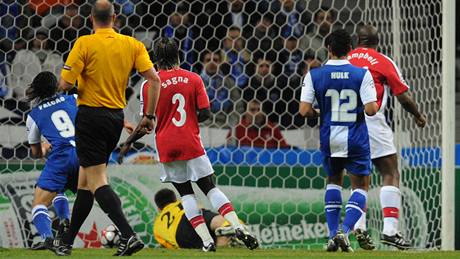 Branká Lukasz Fabianski z Arsenalu si sráí centr Varely z FC Porto v osmifinále Ligy mistr