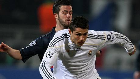 Ronaldo z Realu Madrid uniká Pjaniovi z Lyonu 