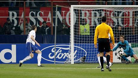 Branká Manchesteru Van der Sar inkasuje po teované stele Ronaldinha z AC Milán