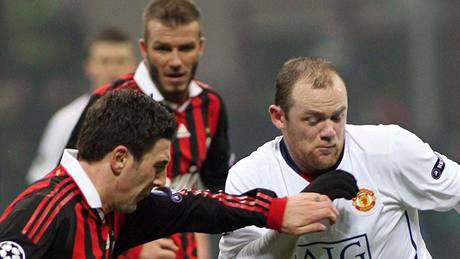 Útoník Manchesteru United Rooney bojuje s milánským obráncem Bonerou, v pozadí Beckham