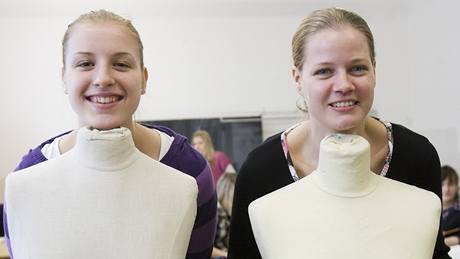 eské basketbalové reprezentantky Markéta Bednáová (vpravo) a Kateina Elhotová vybíraly barvy pro ti spoleenské modely, které budou hráky nosit na podzimním mistrovství svta v eské republice.