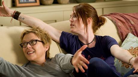 Z filmu Dcka jsou v pohod: Julianne Moorová a Anette Beningová v nm hrají lesbický pár.