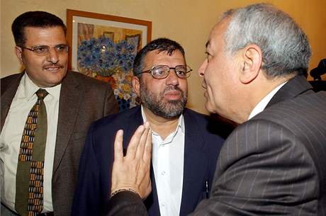 Hasan Júsif starí (uprosted) na snímku z roku 2005 pi jednání s egyptským vyjednavaem (vpravo)