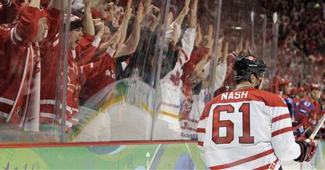 DIVCI JSOU VE VARU. Kanadsk tonk Rick Nash prv dal gl ve tvrtfinle Rusku a spolu s nm slav i divci v Canada Hockey Place.