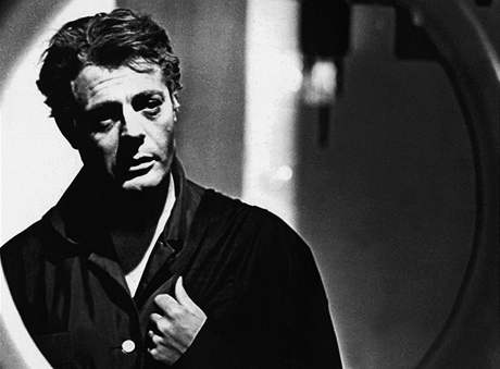 Marcello Mastroianni ve filmu Osm a pl (reie: Federico Fellini, 1963)