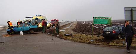 Pi nehod dvou osobnch aut u lapanic v okrese Brno-venkov bylo zranno est lid
