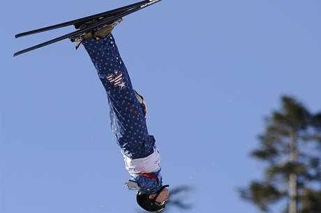 Americk akrobatick lyaka Jana Lindseyov pi svm skoku na ZOH ve Vancouveru.
