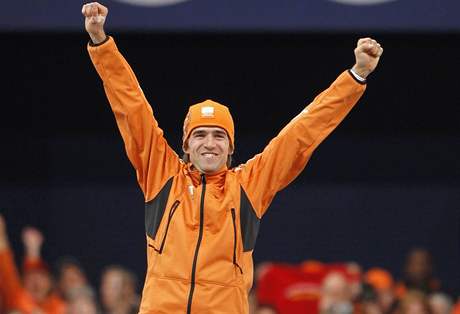 Mark Tuitert z Nizozemska se raduje vtzstv na rychlobruslask trati 1500 metr na ZOH ve Vancouveru.