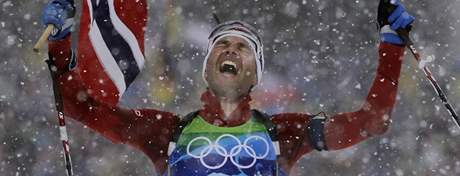 DAL ZLATO PRO LEGENDU. Finiman norsk tafety biatlonist, Ole Einar Bjrndalen, se s vlajkou v ruce raduje z vtzstv. Zskal tak ji sv est olympijsk zlato.