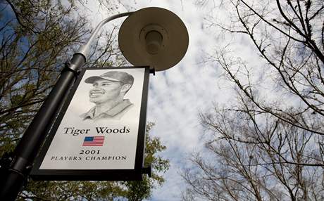 Pamtka na vtzstv Tigera Woodse v Players Championship v TPC Sawgrass, mst hrova prvnho veejnho vystoupen k sexuln afe.