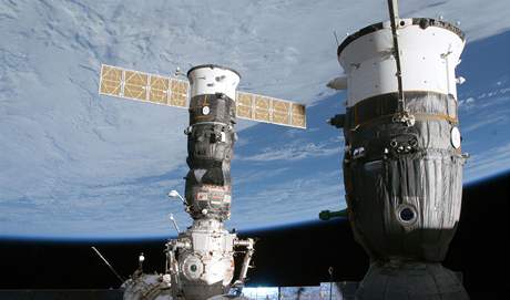 Kosmické lodi Sojuz a Progress kotvící u Mezinárodní vesmírné stanice