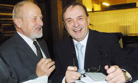 Zdenk Jiínský (vlevo) je nejstarím eským poslancem. Na snímku z roku 2002 s tehdejím velvyslancem v Rakousku Jiím Gruou.