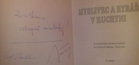 Radku Johnovi ze strany Vci veejn posl SSD zvinovou kuchaku s vnovnm. Nar tm na pedraenou knihu, kterou pro Lesy R vyrbla firma Ora print, v n psobil.