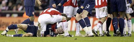 Aaron Ramsey z Arsenalu leí na zemi se zlomenou nohou.