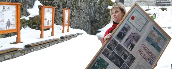 Eva Hebelková instaluje panely s informacemi pro turisty v prostorách vstupu do jeskynního systému Balcarka v Moravském krasu.